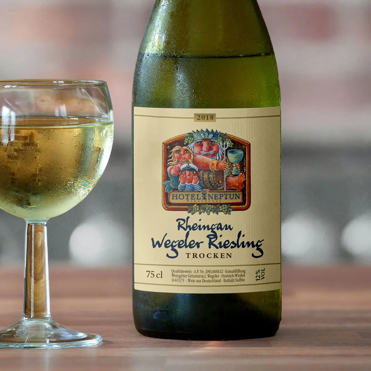 Riesling »HOTEL NEPTUN« – Flasche & Glas, Etikettengestaltung Jahrgang 2018, trocken.
