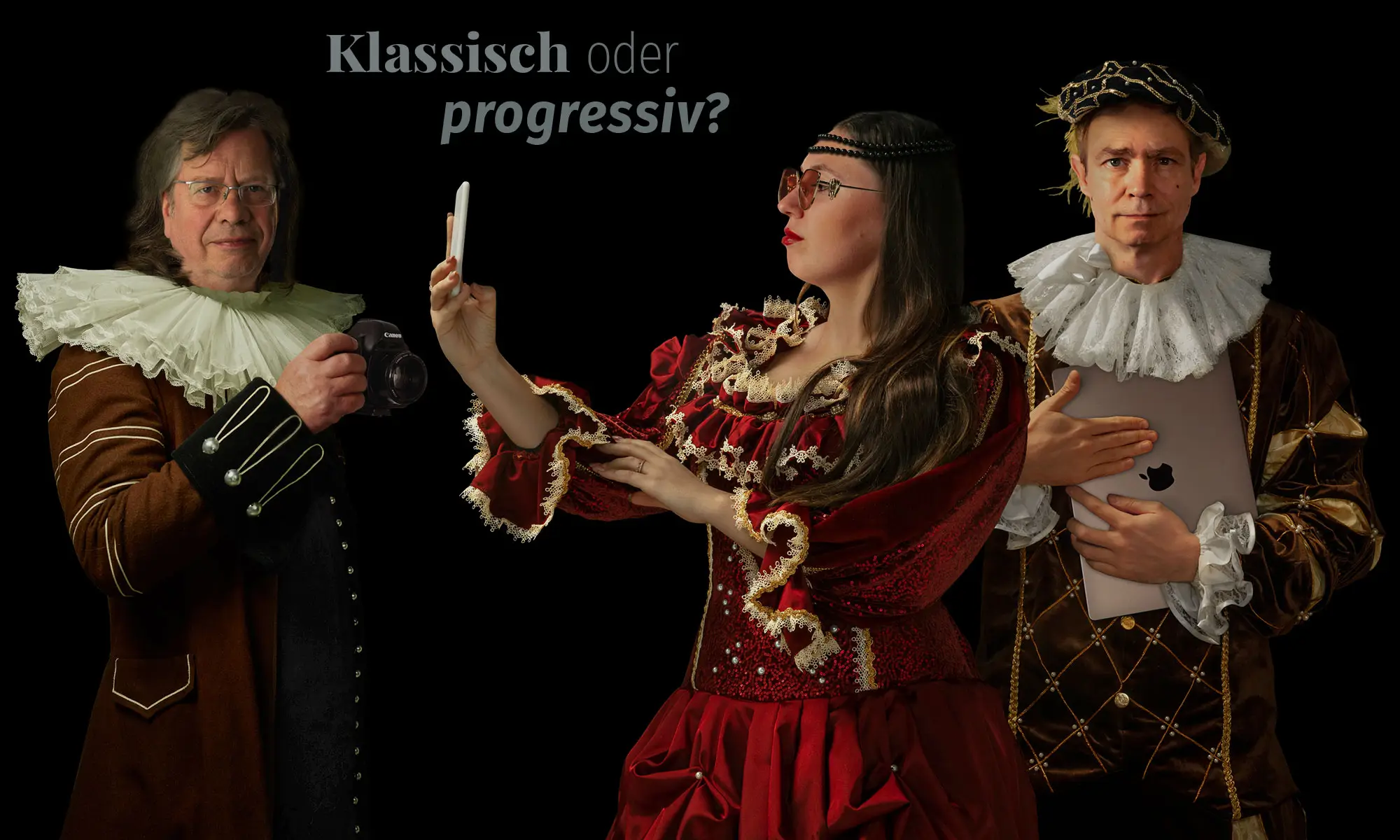 Klassisch oder progressiv? Drei Spezialisten von oh!mann - Fotografie, Web und Grafik - in historischer Tracht mit moderner Technik (Kamera, Smartphone, Laptop).